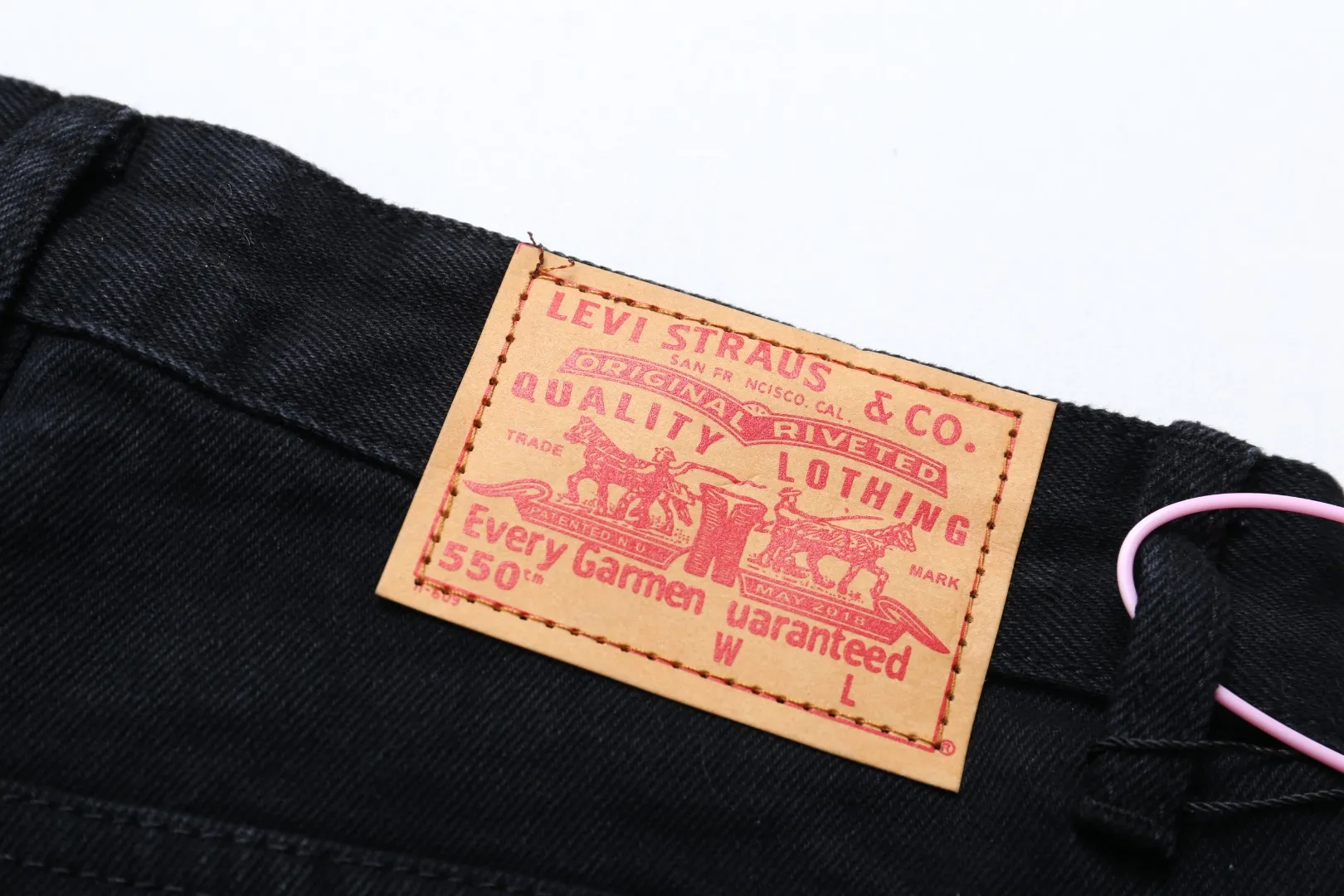 🅿️290 Style No.: D207 Chrome Hearts | CH Hong Kong City Limited Series Sanskrit Cross Patch Leather Jeans - Black and Pink Color - Hong Kong Limited Fashion players, Chrome Hearts Hong Kong City Limited Jeans are now available!  It is a collage of virgin red denim and pink and purple cow tire leather. The unique color scheme is like the intertwining of vitality and romance in Hong Kong. The three-dimensional letters between the hips seem to tell the story of the city. Customized hardware, thick three-dimensional cross stamens, and hand-cut leather washers make the details full of luxury.  Handcrafted and made of environmentally friendly materials, comfort and quality coexist. Owning it is not only an outfit, but also a status symbol. Globally limited edition, don’t miss it.  Color: black and pink Size: S M L XL Corresponding sizes 28 30 32 34 Detailed sizes can be found in Figure 9